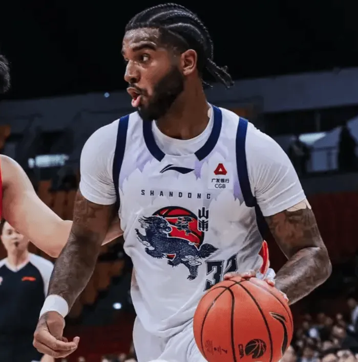 爱游戏体育小组-克里斯出战28分钟，22中9得到22分16篮板2助攻