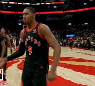 爱游戏体育科室-大举反击！巴雷特三分命中 猛龙轰出13-2反超太阳