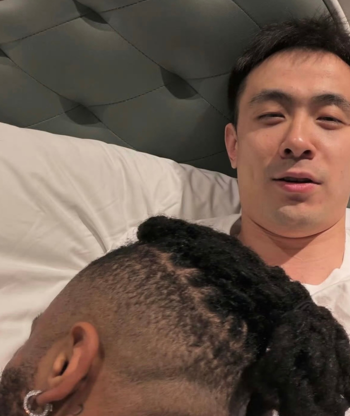 爱游戏体育小组-辽宁新CP组合?莫兰德趴在赵继伟身上撒娇,机场落地还聊了一路|杨鸣|辽宁男篮|季后赛|沈阳|球迷_新浪体育_新浪新闻